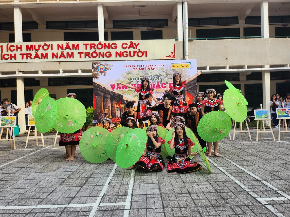 Tiết mục văn nghệ mang đậm màu sắc văn hóa đồng bào Tây Bắc của HS Hùng Vương ngay-hoi-hoc-tap-trai-nghiem-7.jpg