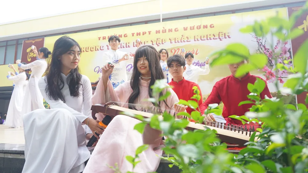 Học sinh Trường THPT Hùng Vương biểu diễn nhã nhạc cung đình Huế ngay-hoi-hoc-tap-trai-nghiem.JPG