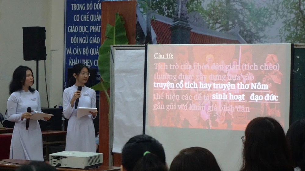 HS hiểu về loại hình sân khấu truyền thống qua diễn chèo, múa rối nước