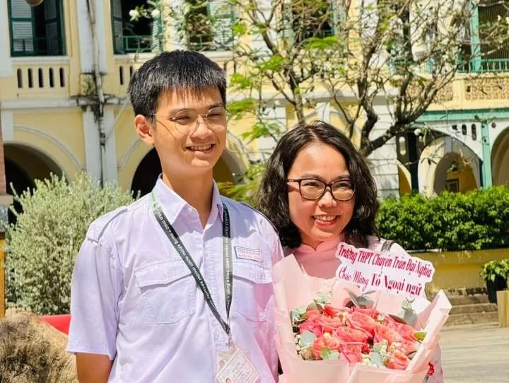 Khải An chụp hình cùng với cô Trần Kim Duyên hoc-sinh-gioi-quoc-gia-3.jpg