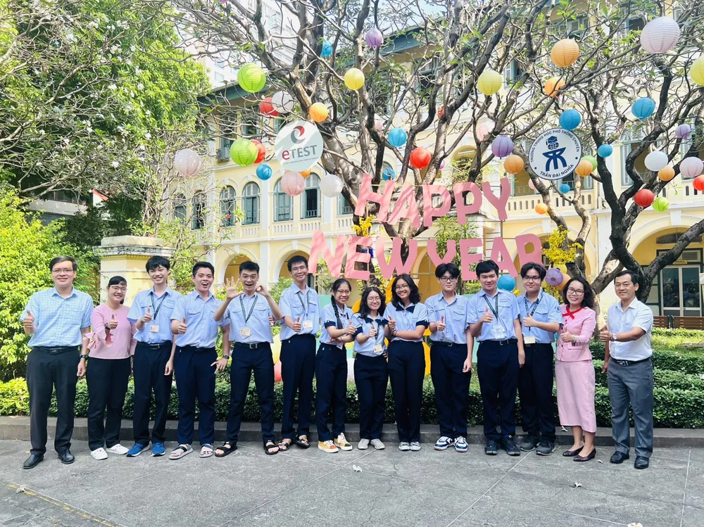 Khải An chụp hình cùng bạn bè và thầy cô học sinh giỏi quốc gia