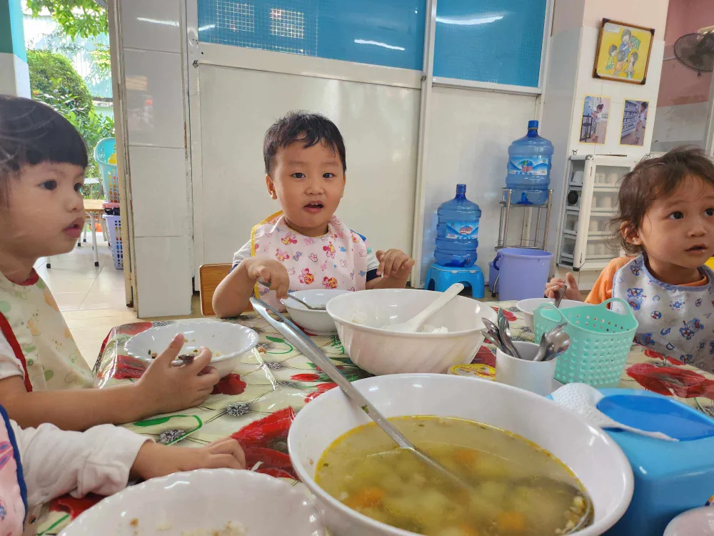 Tiền ăn bán trú theo quy định của Nghị quyết 04/2023 được thu theo nhóm I và nhóm II. Tiền ăn bán trú cũng phải đóng thuế: Cục thuế TP.HCM phản hồi