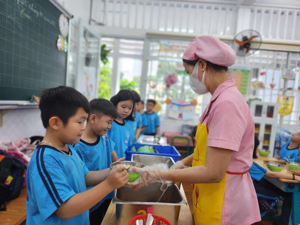 Tiền ăn bán trú của học sinh được thu theo quy định tại Nghị quyết 04/2023 của HĐND TP.HCM. Trong ảnh, bữa ăn bán trú của học sinh Trường Tiểu học Hoà Bình, quận 1. Ảnh: NGUYỄN QUYÊN Tiền ăn bán trú cũng phải đóng thuế: Cục thuế TP.HCM phản hồi