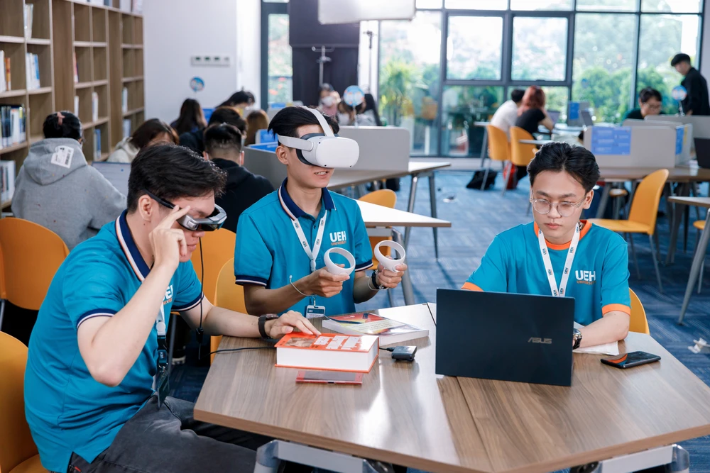 Sinh viên Đại học Kinh tế TP.HCM trải nghiệm công nghệ thực tế ảo, năm 2023. Ảnh: NTCC Đại học Kinh tế TP.HCM