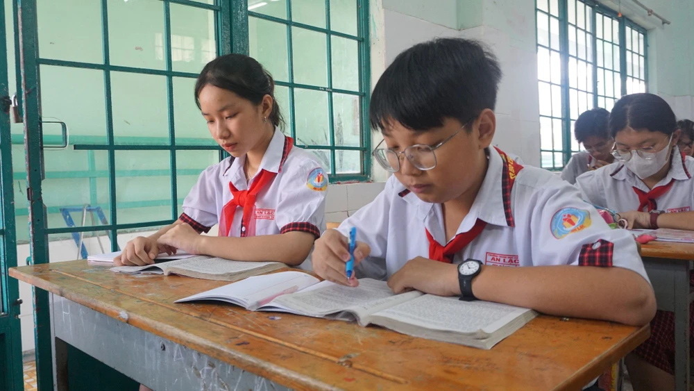 Học sinh lớp 9 Trường THCS An Lạc, Bình Tân tăng tốc ôn tập cho kỳ thi vào lớp 10. Ảnh: NGUYỄN QUYÊN thi vào lớp 10