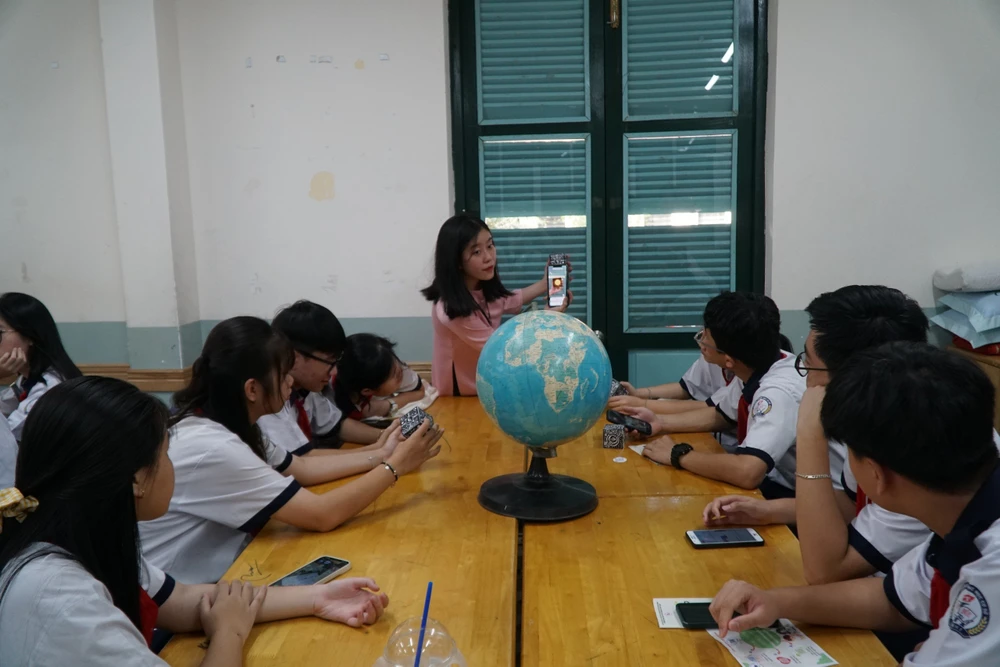 Học sinh lớp 9 thích thú khi được trải nghiệm chương trình học lớp 10. Ảnh: AN trải nghiệm chương trình học lớp 10