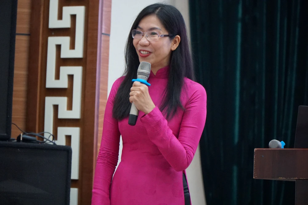 Bà Bùi Minh Tâm, Hiệu trưởng Trường THPT Lê Quý Đôn chia sẻ tại ngày hội. Ảnh: AN trải nghiệm chương trình học lớp 10