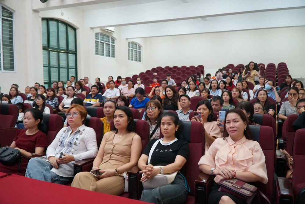 Phụ huynh tham dự chương trình được tư vấn về đăng ký nguyện vọng cũng như chọn lựa tổ hợp môn vào lớp 10. Ảnh: AN z5209721710812_be202c818caba7555db2d47b173b6ac0.jpg