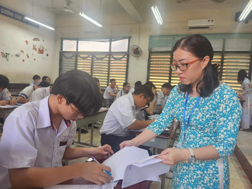 Giám thị phát giấy tờ cho thí sinh dự thi THI-HOC-SINH-GIOI-LOP-12-1.jpg