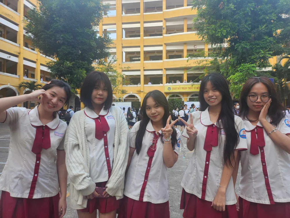 Thí sinh khá thoải mái trước giờ thi THI-HOC-SINH-GIOI-LOP-12-2.jpg