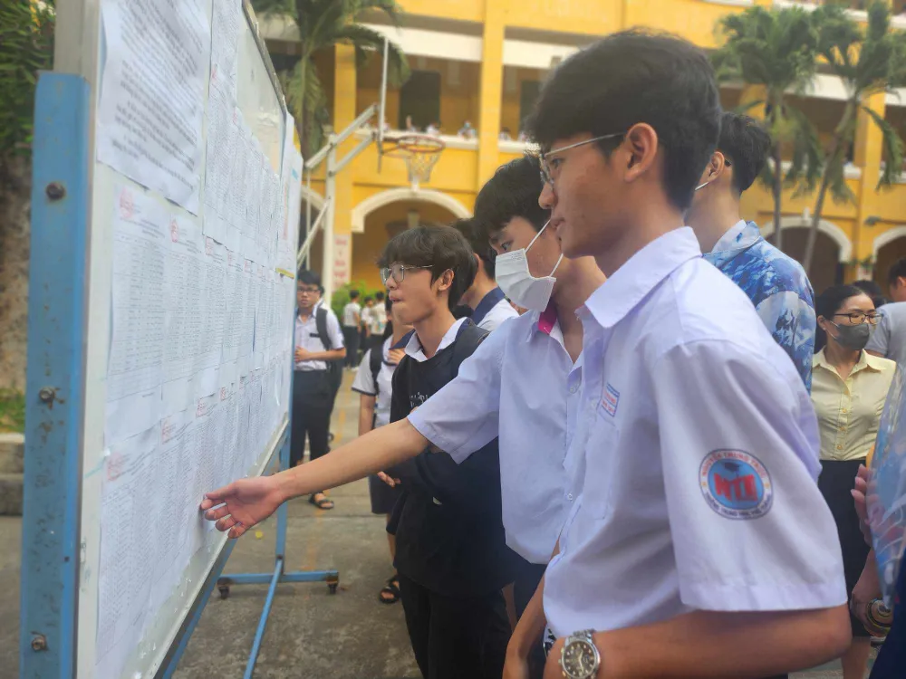 Thí sinh xem số báo danh trước khi bước vào phòng thi tại điểm thi Trường THPT Trưng Vương thi học sinh giỏi lớp 12