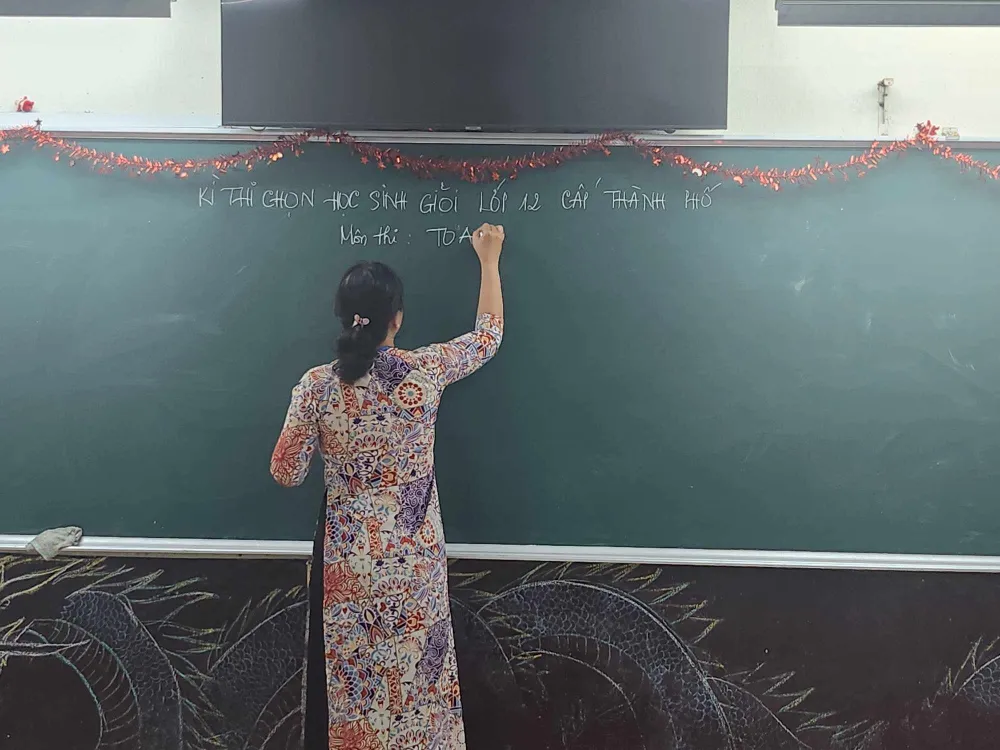 Điểm thi Trường THPT Trưng Vương gồm thí sinh dự thi môn Văn và Toán THI-HOC-SINH-GIOI-LOP-12.jpg