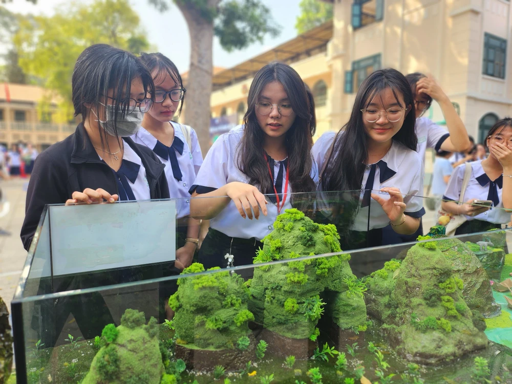 Mô hình Tràng An do HS tự thiết kế thu hút nhiều người đến tìm hiểu 'Dấu ấn rồng bay'
