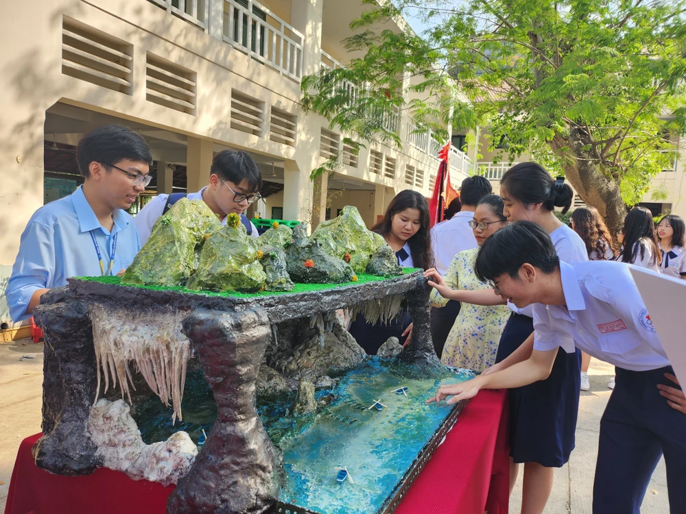 Mô hình hang động núi đá vôi do HS thiết kế dau-an-rong-bay-2.jpg