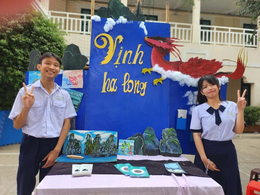 Vũ Đoàn Minh Nhật (bìa trái) cùng bạn bên gian hàng về mô hình thiết kế Vịnh Hạ Long 'Dấu ấn rồng bay'