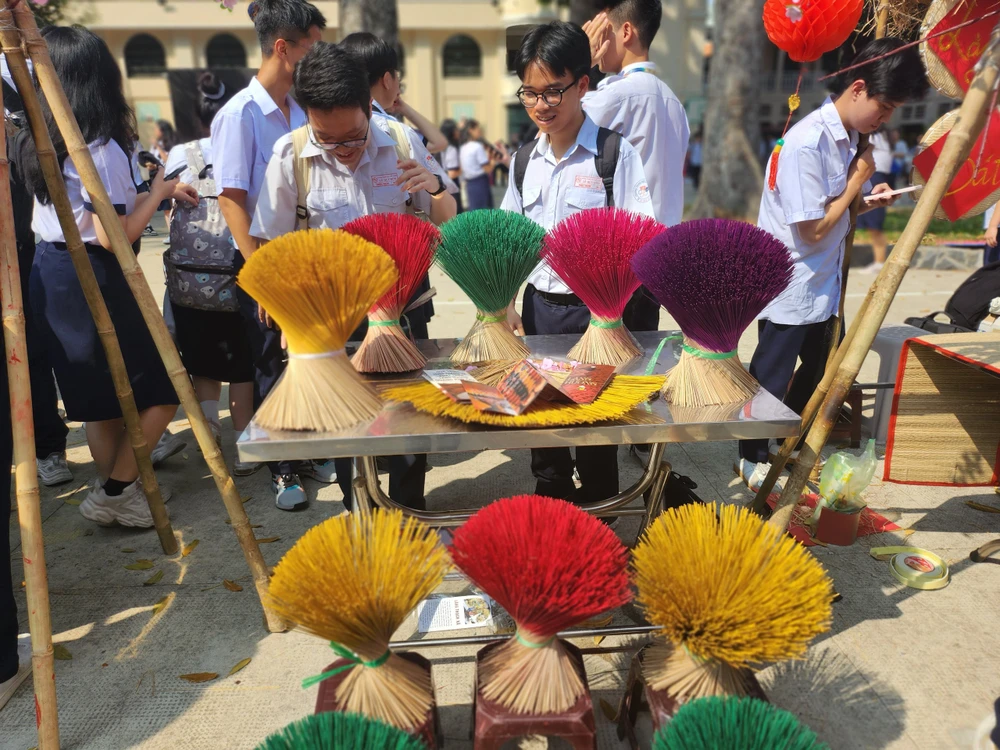 Những làng nghề truyền thống như làm hương cũng gây hứng thú đối với HS dau-an-rong-bay-4.jpg