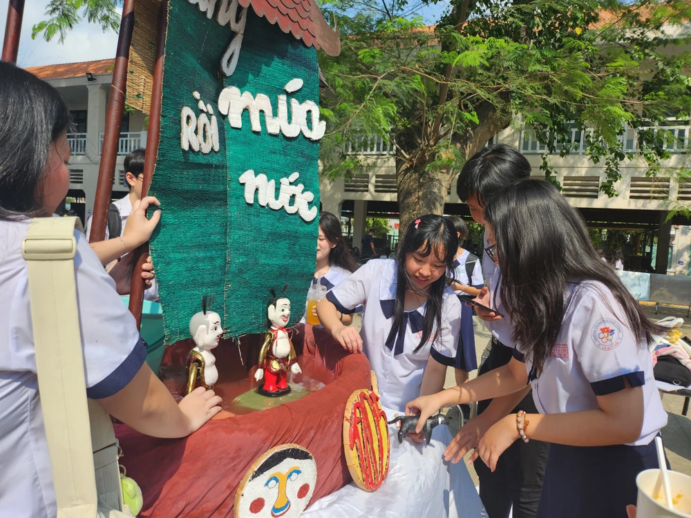 Học sinh tìm đến trải nghiệm gian hàng múa rối nước dau-an-rong-bay-5.jpg