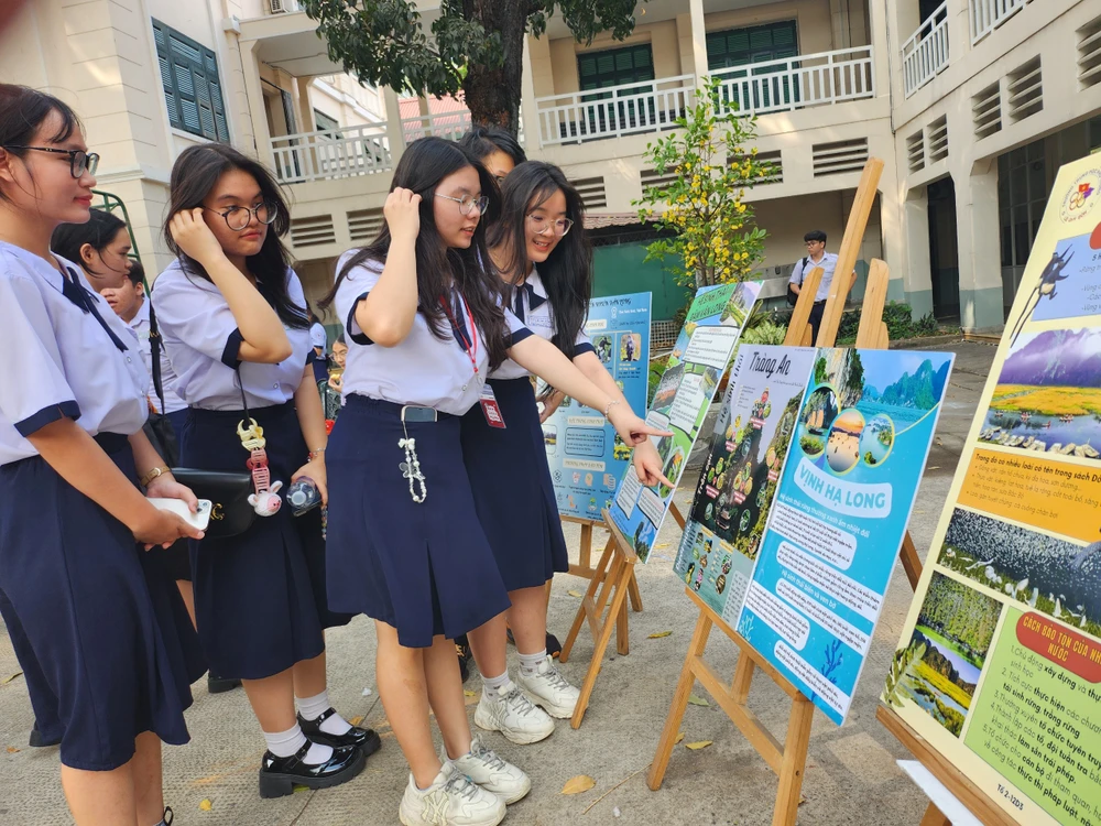 HS tham quan các sản phẩm tại buổi báo cáo dự án "Dấu ấn rồng bay" 'Dấu ấn rồng bay'