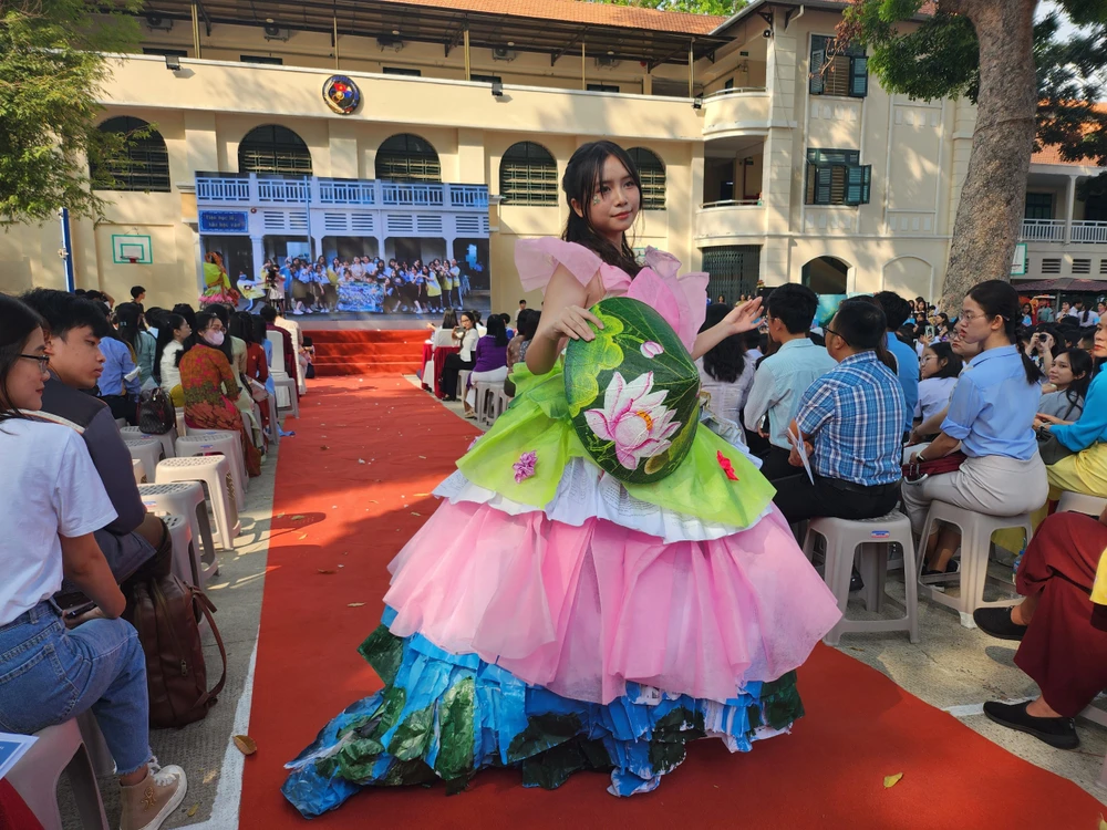 Nhiều người trầm trồ trước phần trình diễn thời trang tái chế do HS thể hiện dau-an-rong-bay-6.jpg