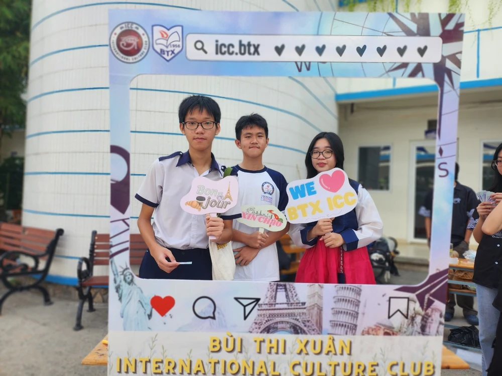 Học sinh lớp 9 tham quan Trường THPT Bùi Thị Xuân, quận 1. Ảnh: NGUYỄN QUYÊN tuyển thẳng vào lớp 10