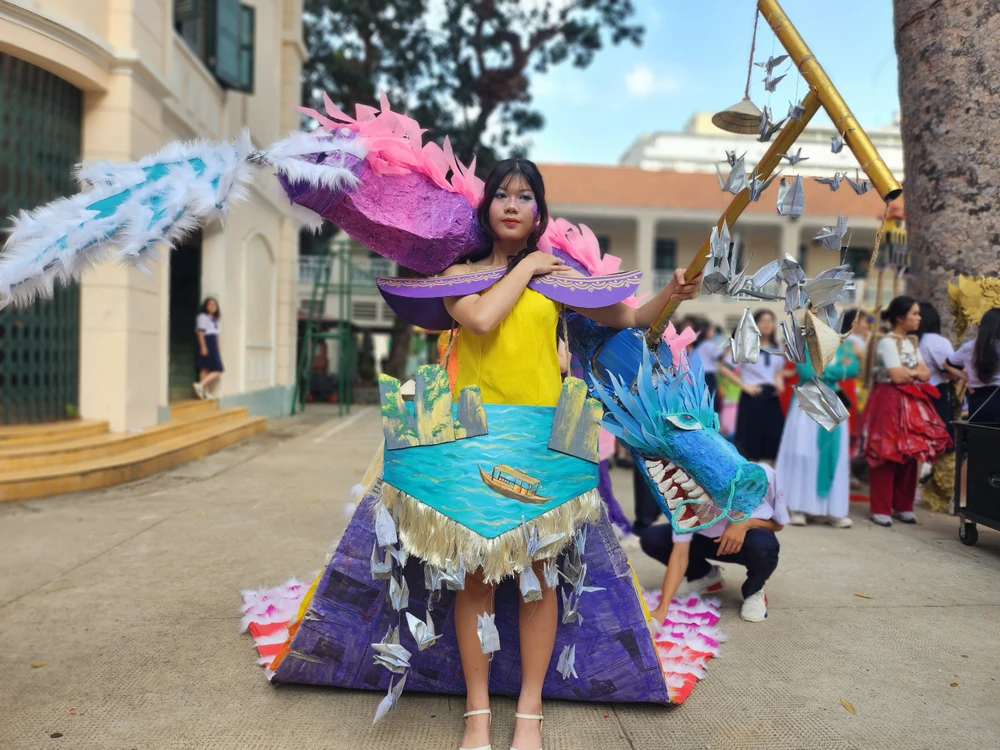 Bộ trang phục từ vật liệu tái chế do HS thiết kế 'Dấu ấn rồng bay'