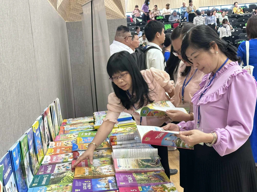 giá sách giáo khoa