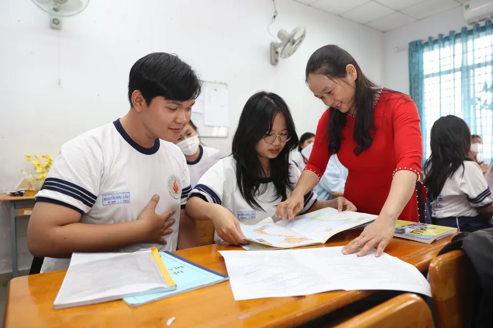 Nghị định số 35/2024 vừa được ban hành có nhiều điểm mới trong xét danh hiệu Nhà giáo nhân dân, nhà giáo ưu tú. Trong ảnh: Một tiết học của cô trò Trường THPT Nguyễn Hữu Cầu, huyện Hóc Môn. Ảnh: NGUYỄN QUYÊN danh hiệu nhà giáo nhân dân