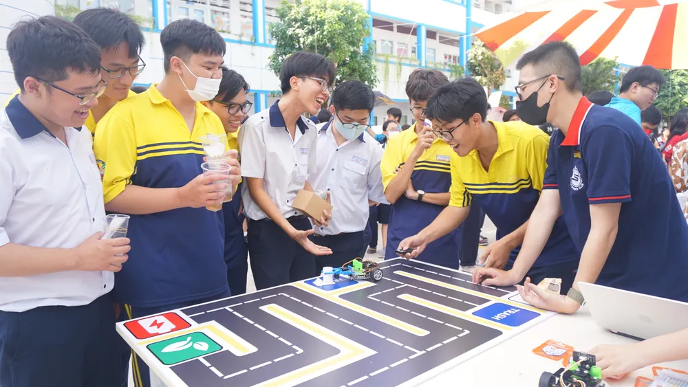 Học sinh thích thú ngắm nhìn xe thiết kế vượt qua chướng ngại vật tri-tue-nhan-tao-5.JPG