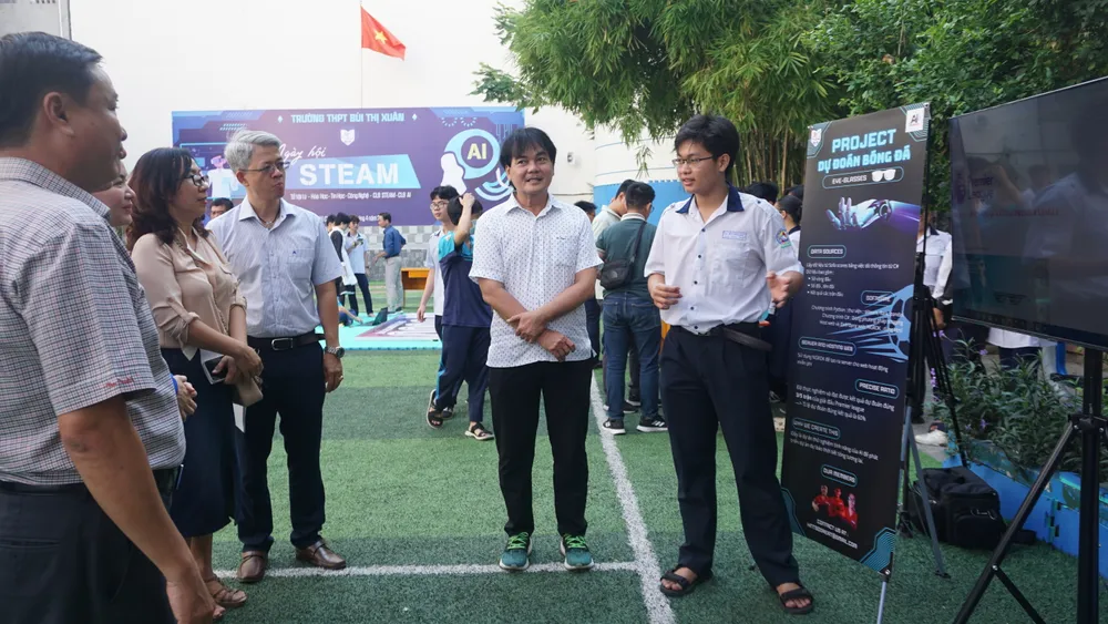 Học sinh giới thiệu về sản phẩm trang web dự đoán tỉ số bóng đá trí tuệ nhân tạo
