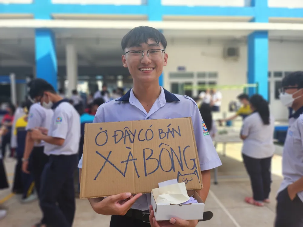 Phạm Minh Khang thích thú khi đi bán xà phòng do nhóm tự làm tri-tue-nhan-tao-7.jpg