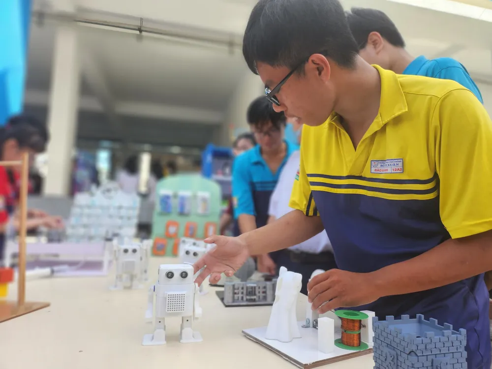 Robot biết nhảy múa gây ấn tượng tại ngày hội STEM z5337716356977_7c313bd9a620a60b6e8a5cff9f10b66e.jpg