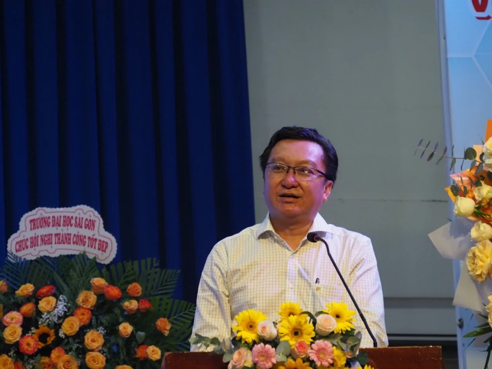 Ông Nguyễn Bảo Quốc, Phó Giám đốc Sở GD&ĐT TP.HCM phát biểu tại hội thảo. Ảnh: NQ chương trình tiếng Anh