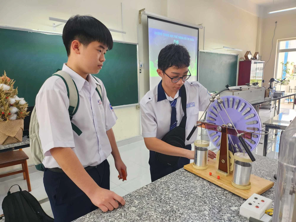 Học sinh lớp 9 tham quan Trường THPT Bùi Thị Xuân, quận 1 trong ngày hội trải nghiệm. Ảnh: NGUYỄN QUYÊN lớp 10 tích hợp