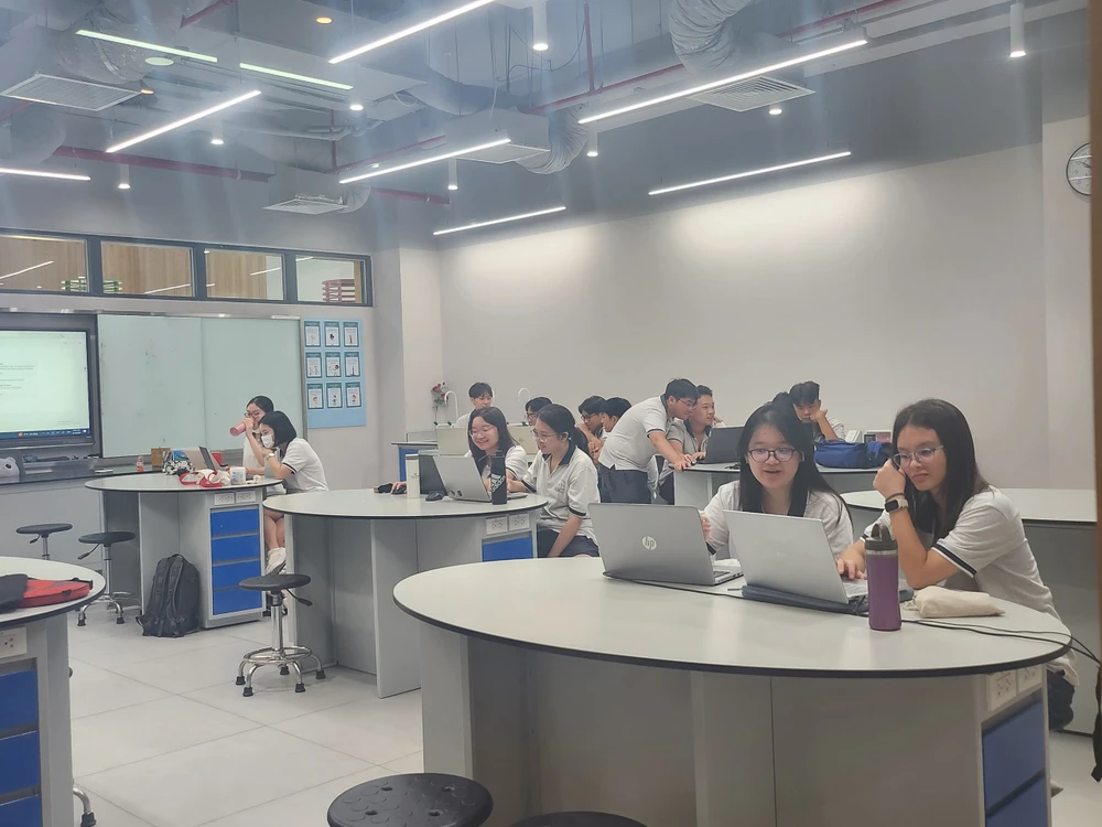 Học sinh Trường Đinh Thiện Lý trong một tiết học. Ảnh: NGUYỄN QUYÊN học phí