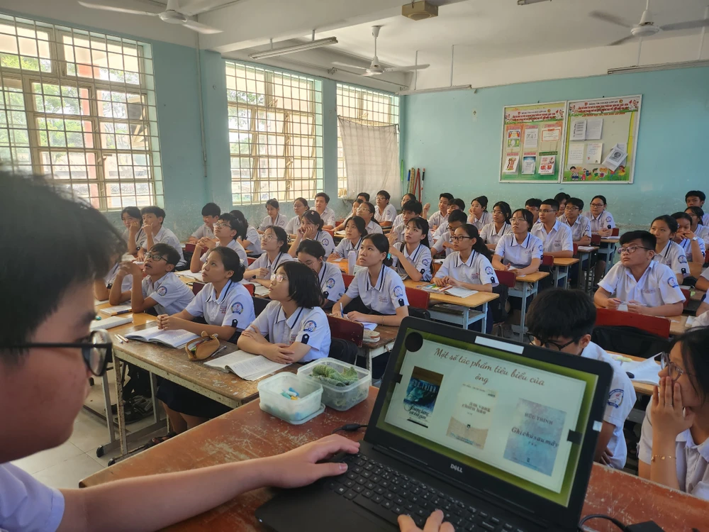 Một tiết học của học sinh lớp 9 Trường THCS Nguyễn Hiền, quận 12. Ảnh: NGUYỄN QUYÊN lớp 10 công lập