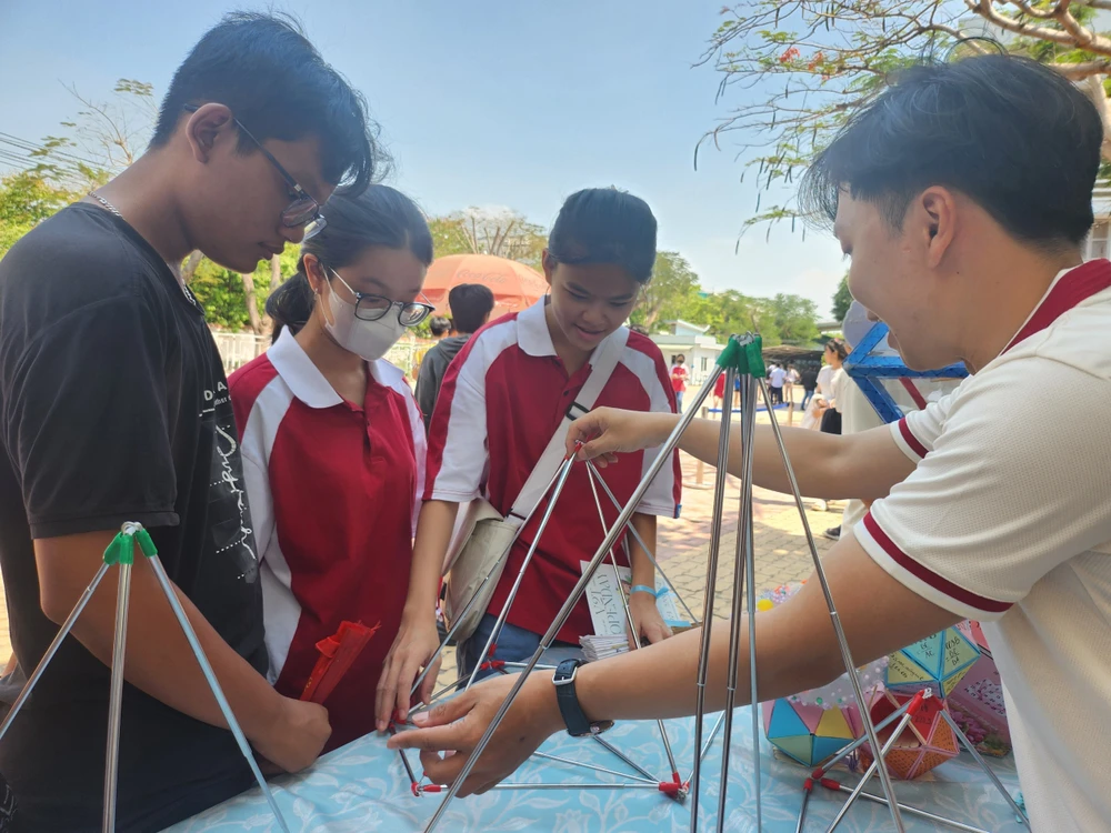 Học sinh lớp 9 tham quan, trải nghiệm tại Trường THPT Võ Trường Toản, quận 12. Ảnh: NGUYỄN QUYÊN lớp 10 công lập