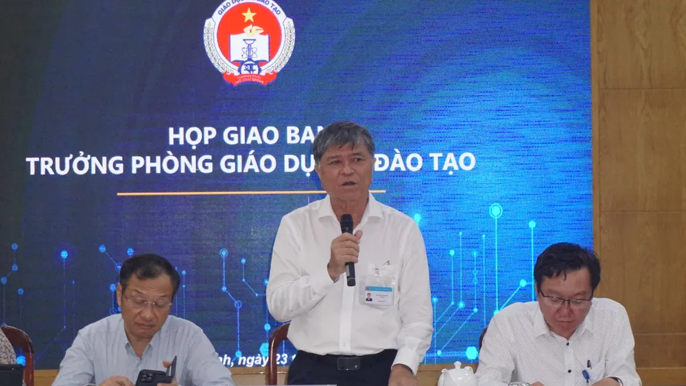 Giám đốc Sở GD&ĐT TP.HCM Nguyễn Văn Hiếu phát biểu tại cuộc họp. Ảnh: NGUYỄN QUYÊN TUYEN-SINH-DAU-CAP-1.JPG