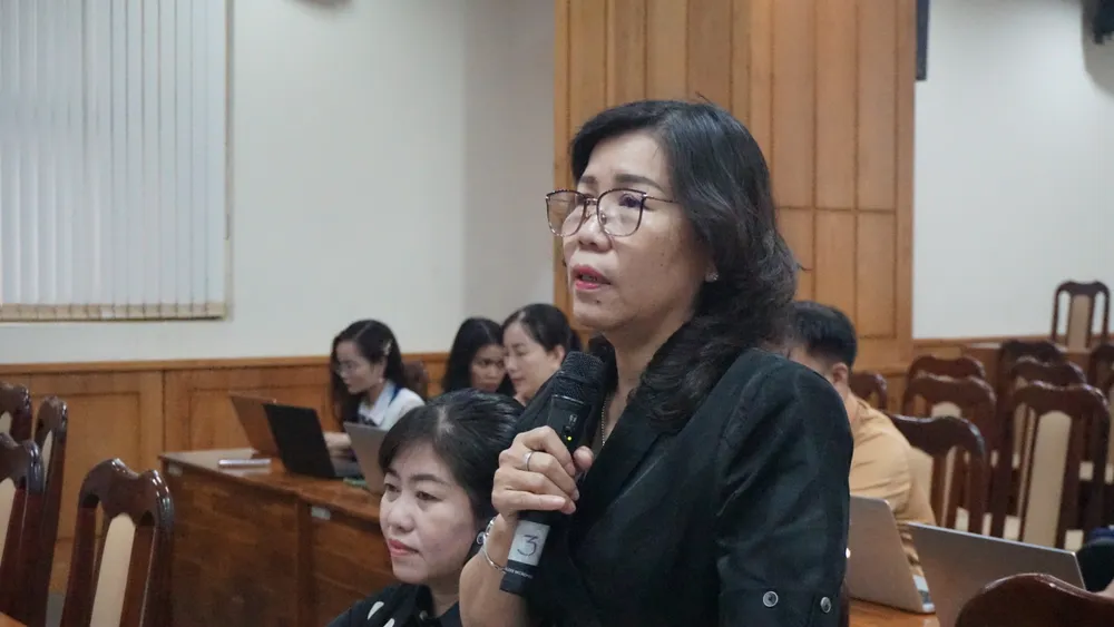 Bà Lê Thị Oanh, Trưởng phòng GD&ĐT huyện Nhà Bè phát biểu tại cuộc họp sáng nay. Ảnh: NGUYỄN QUYÊN TUYEN-SINH-DAU-CAP-2.JPG