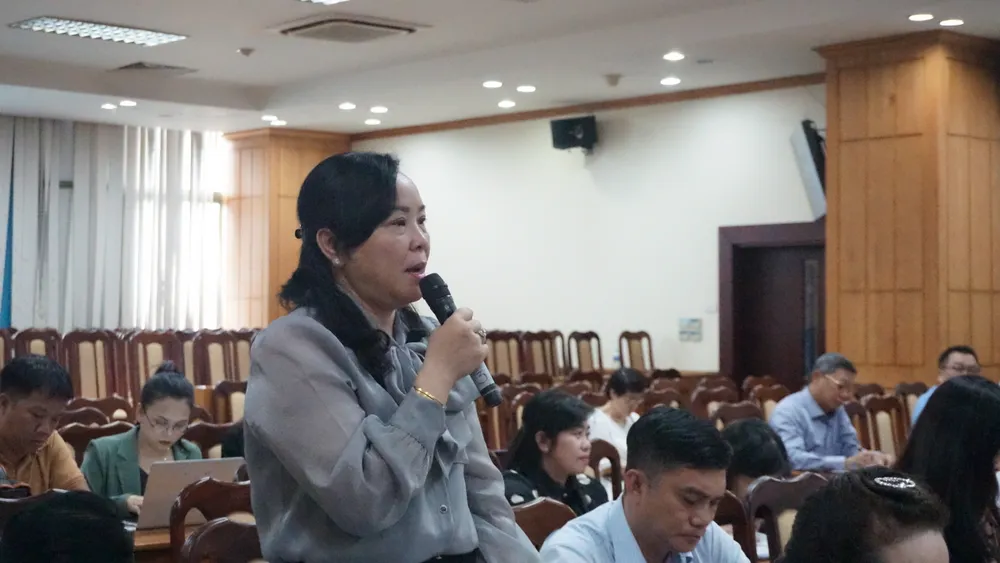 Bà Nguyễn Thị Mỹ Châu, Trưởng phòng GD&ĐT huyện Bình Chánh chia sẻ tại hội nghị. Ảnh: NGUYỄN QUYÊN Tuyển sinh đầu cấp