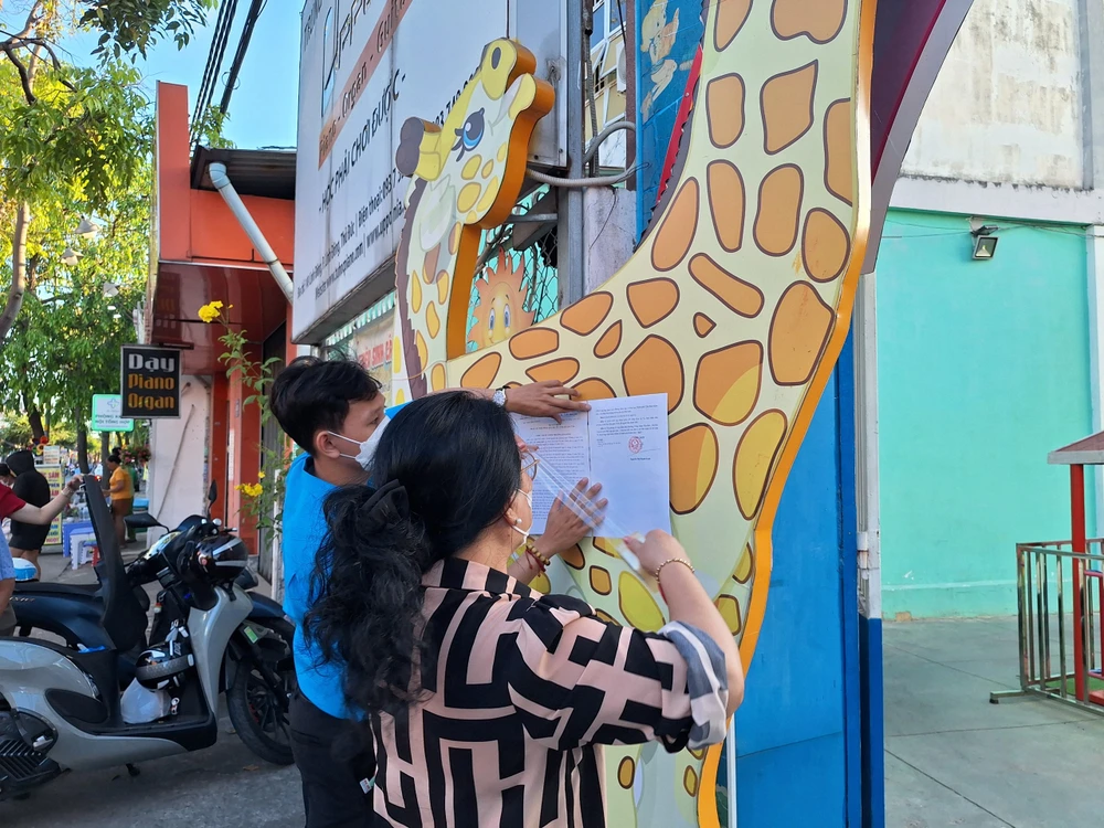 Cơ quan chức năng dán thông báo đình chỉ hoạt động, niêm phong lớp mẫu giáo Tí Bo, chiều 24-4. Ảnh: TT ngoi-len-nguoi.jpg