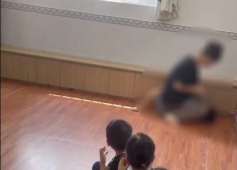Mẹ bé trai bị chủ lớp ngồi lên người sốc vì không nghĩ con lại bị bạo hành như thế. Ảnh: CẮT TỪ CLIP ngồi lên người