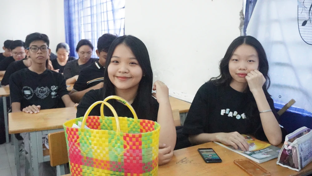 Nữ sinh sáng tạo bằng cách lấy giỏ đi chợ để đựng sách vở nhận được sự quan tâm của bạn bè. Ảnh: NGUYỄN QUYÊN thứ năm hạnh phúc