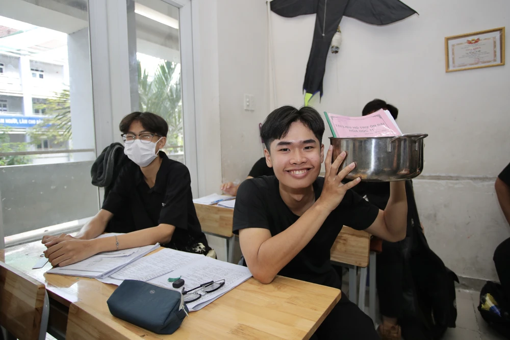 Học sinh dùng nồi đựng sách vở gây ấn tượng trong ngày thứ năm hạnh phúc. Ảnh: TRỌNG ANH NTAL2507.JPG