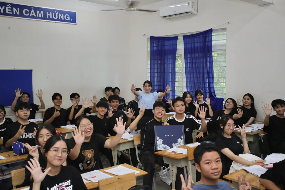 Cô trò vui vẻ trong ngày thứ năm hạnh phúc. Ảnh: TRỌNG ANH NTAL2513.JPG
