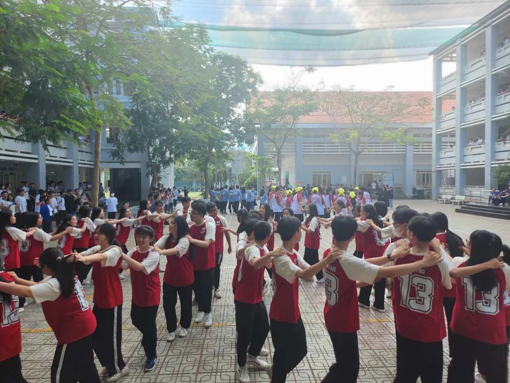 Các lớp đồng diễn đồng phục lớp trong giờ ra chơi. Ảnh: NGUYỄN QUYÊN thu-nam-hanh-phuc-10.jpg