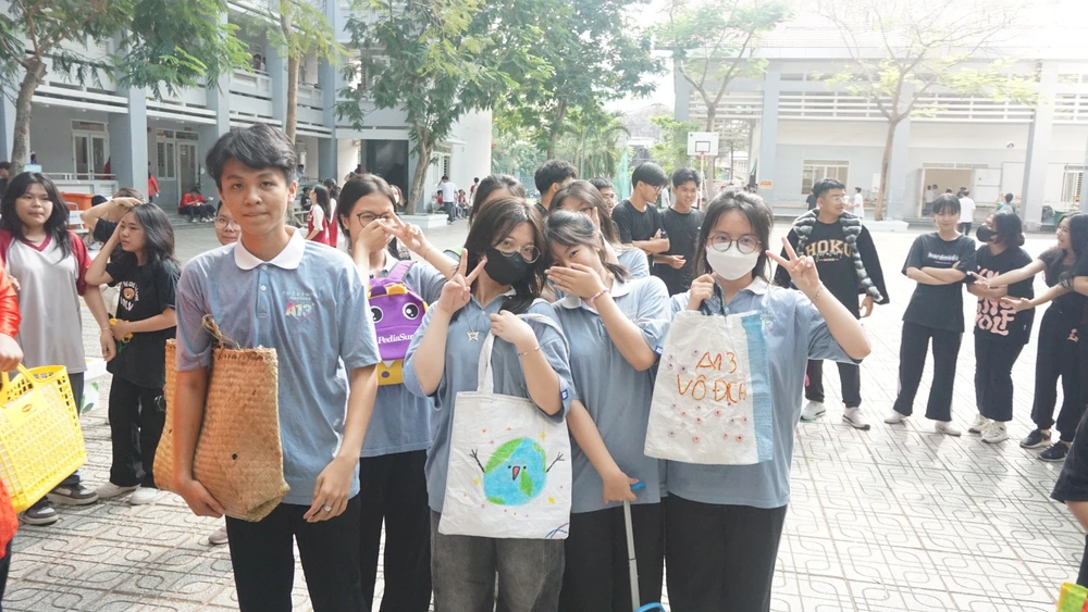 Dương Ngọc Sáng với chiếc túi xách ấn tượng cùng với các bạn của mình. Ảnh: NGUYỄN QUYÊN thứ năm hạnh phúc