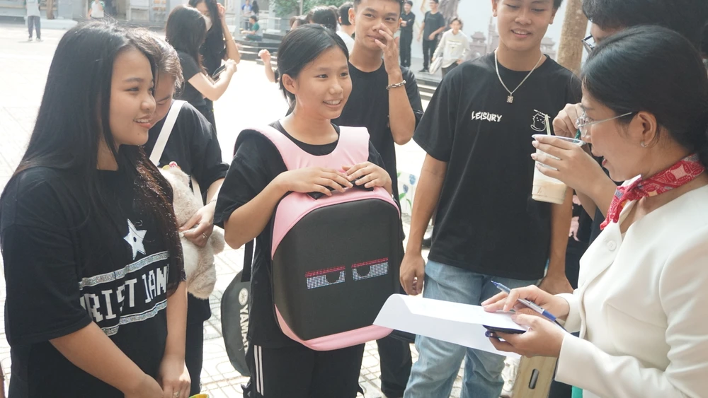 Một chiếc cặp phát sáng gây ấn tượng với ban giám khảo. Ảnh: NGUYỄN QUYÊN thứ năm hạnh phúc