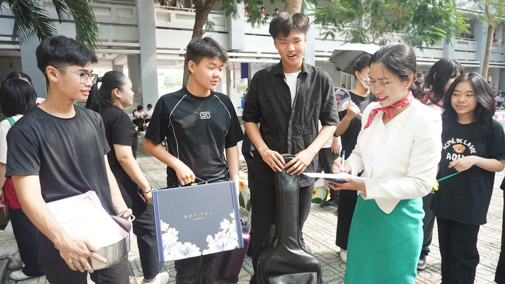 Những chiếc cặp sách đi học "có một không hai" tại thứ năm hạnh phúc. Ảnh: NGUYỄN QUYÊN thứ năm hạnh phúc