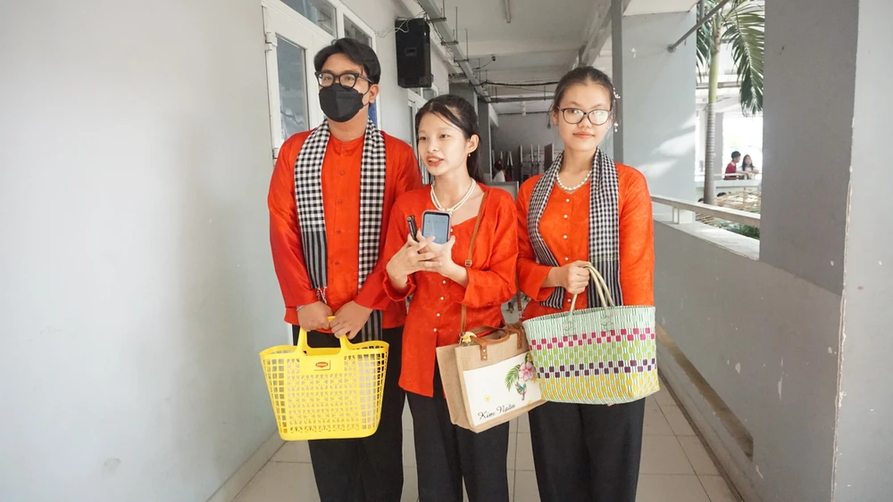 Mặc bà ba khi tới trường, tại sao không? Ảnh: NGUYỄN QUYÊN thu-nam-hanh-phuc-9.JPG
