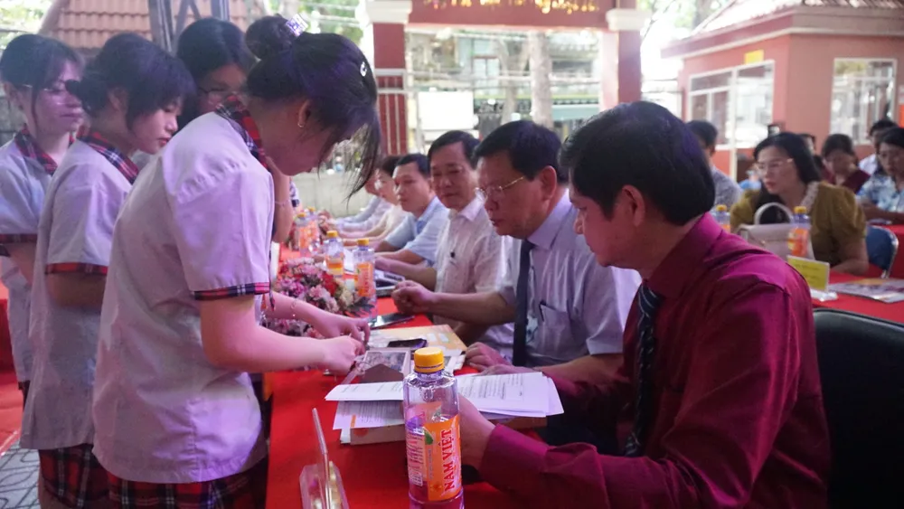 Học sinh Trường mầm non, tiểu học, THCS, THPT Nam Việt giới thiệu sản phẩm học tập trong buổi báo cáo dự án môn Ngữ văn đến đoàn công tác của Sở GD&ĐT Quảng Nam. Ảnh: NGUYỄN QUYÊN Sở GD&ĐT Quảng Nam